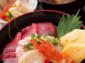 どーんと７種の海鮮が乗った贅沢な「ととびすと海鮮丼」（990円）