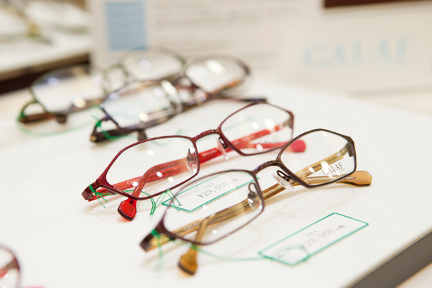 高度な技術”と“確かな知識”を持った メガネのスペシャリスト「認定眼鏡士」（全店で１６１名が在籍）が視力チェックや調整を行っている