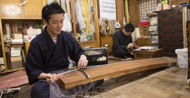 普段は秋田店の代表としての責務を果たしている次男の久史さん（左）。兄弟で並んで楽器の手入れに勤しむ光景は頼もしいもの。お互いに刺激しながら切磋琢磨して伝統の技を磨いている