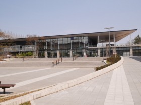 桜の小道を進むと「仙台国際センター駅」が目の前に現れる