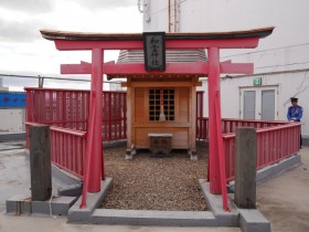 ぶらんどーむ一番町フォーラスの屋上に鎮座する「和霊神社」。愛媛県宇和島市にある和霊神社の分社である